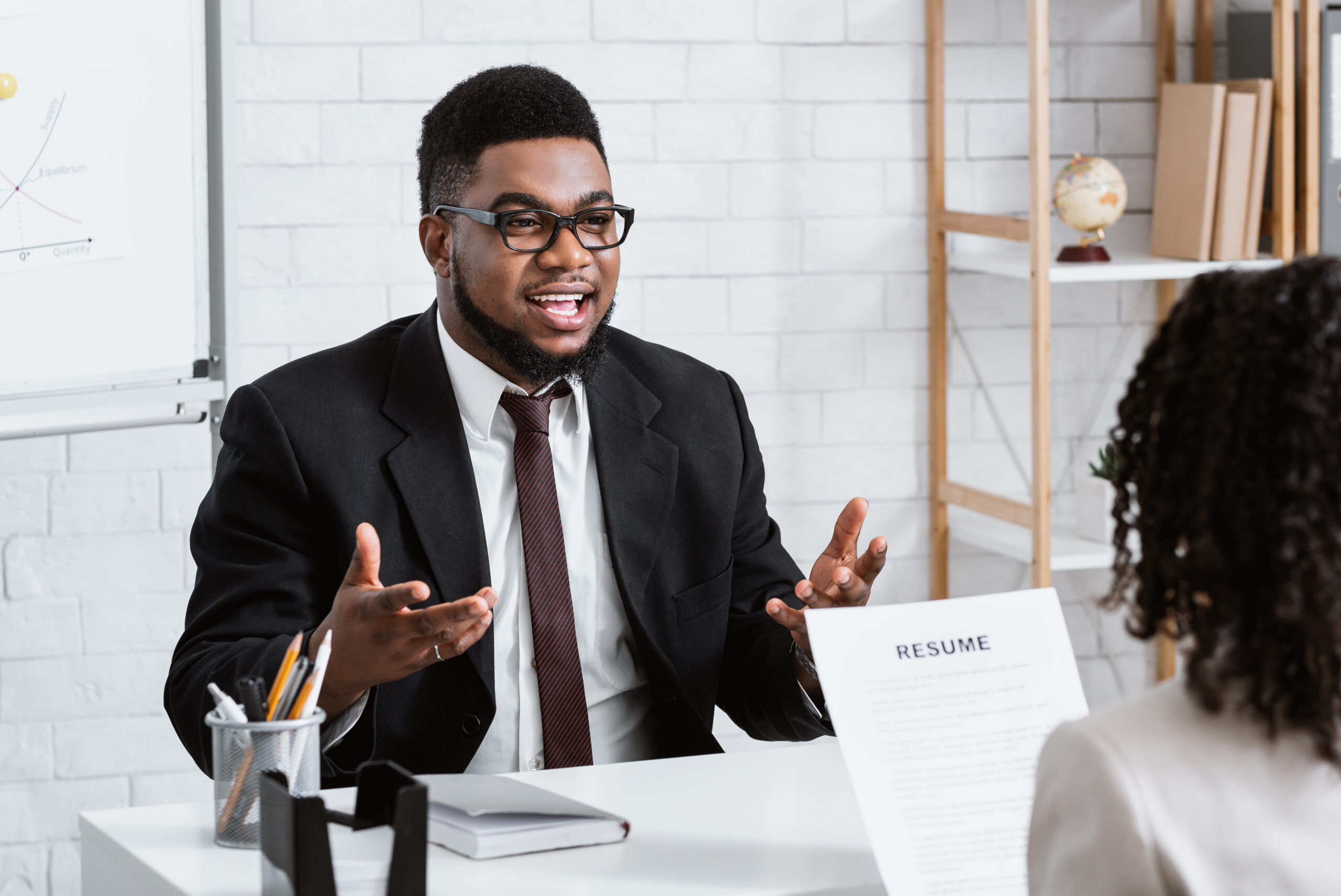 Responsable des ressources humaines communiquant avec un candidat à un poste vacant positif lors d'un entretien d'embauche au bureau