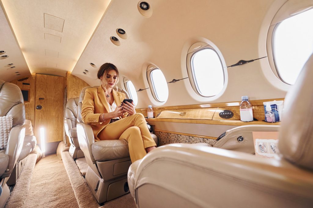Femme en vêtements jaunes est assise à l'intérieur d'un avion